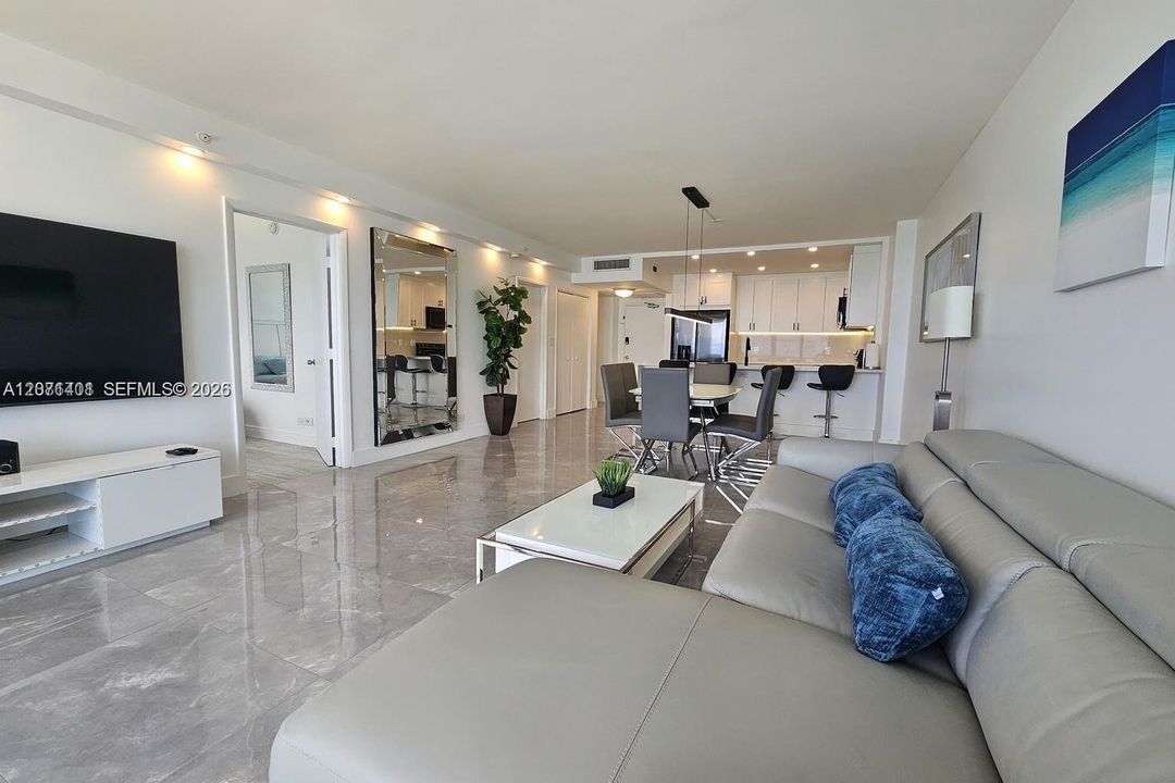 For Rent: $5,500 (2 beds, 2 baths, 930 Square Feet)