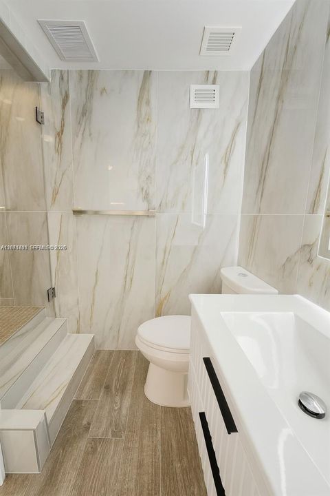 For Rent: $5,500 (2 beds, 2 baths, 930 Square Feet)