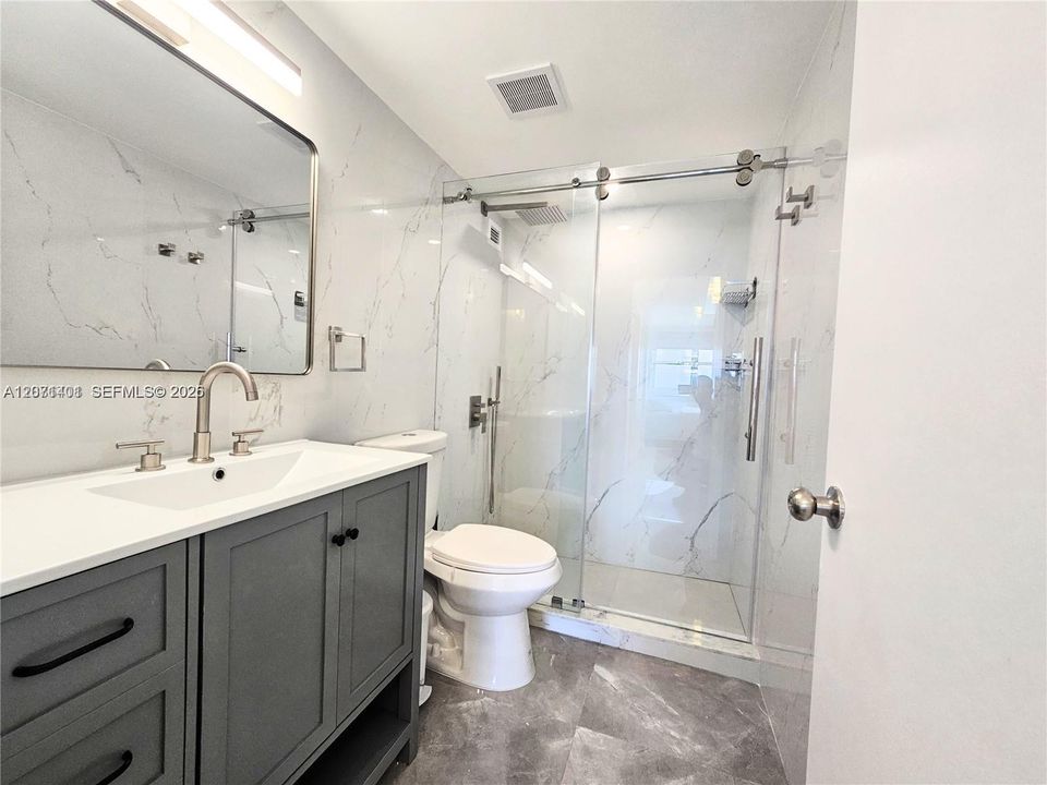For Rent: $5,500 (2 beds, 2 baths, 930 Square Feet)