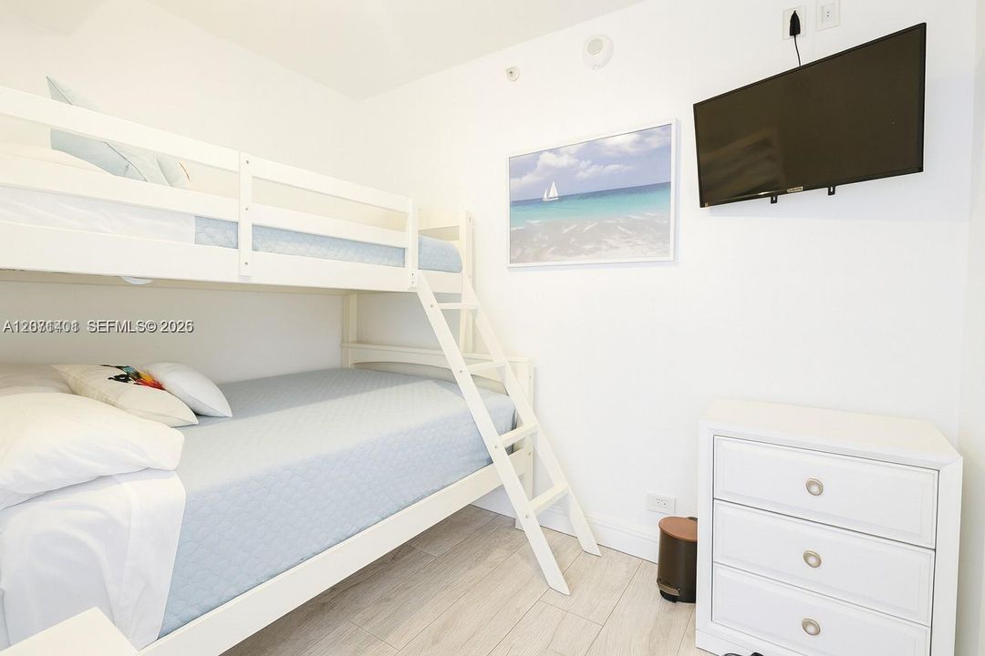 For Rent: $5,500 (2 beds, 2 baths, 930 Square Feet)