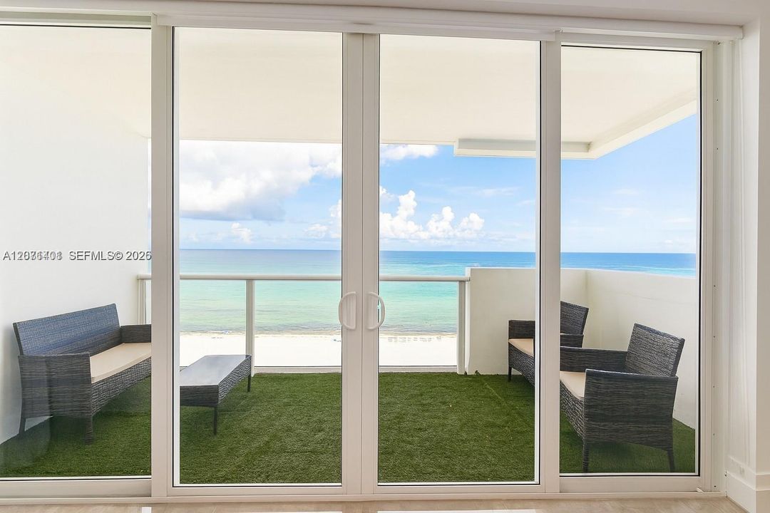 For Rent: $5,500 (2 beds, 2 baths, 930 Square Feet)