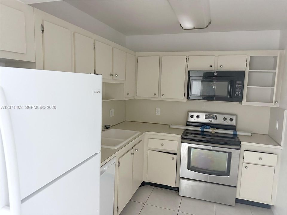For Rent: $1,800 (1 beds, 1 baths, 830 Square Feet)