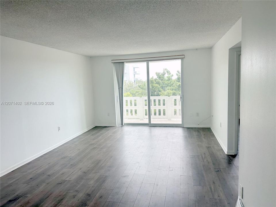 For Rent: $1,800 (1 beds, 1 baths, 830 Square Feet)