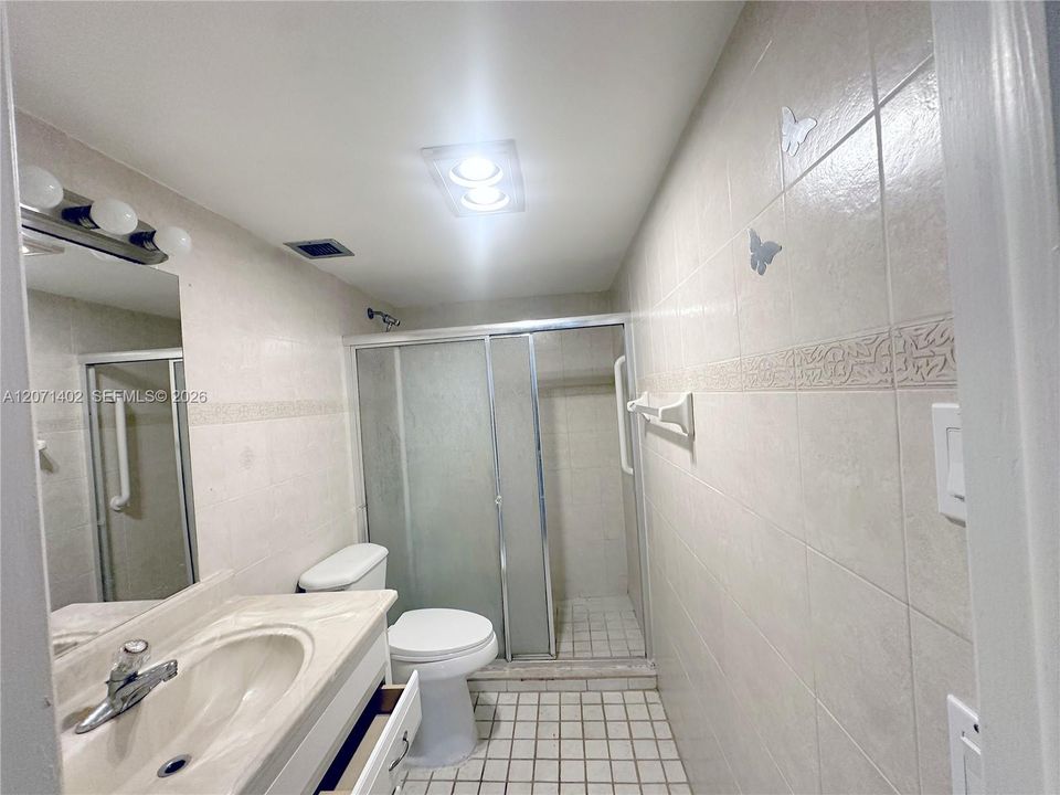 For Rent: $1,800 (1 beds, 1 baths, 830 Square Feet)