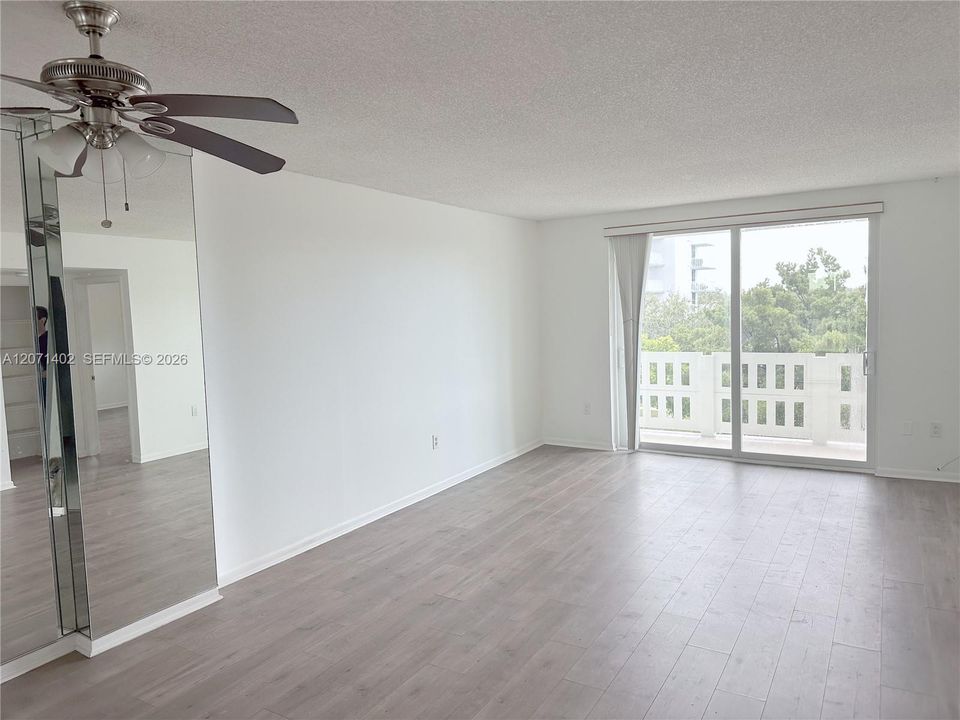 For Rent: $1,800 (1 beds, 1 baths, 830 Square Feet)