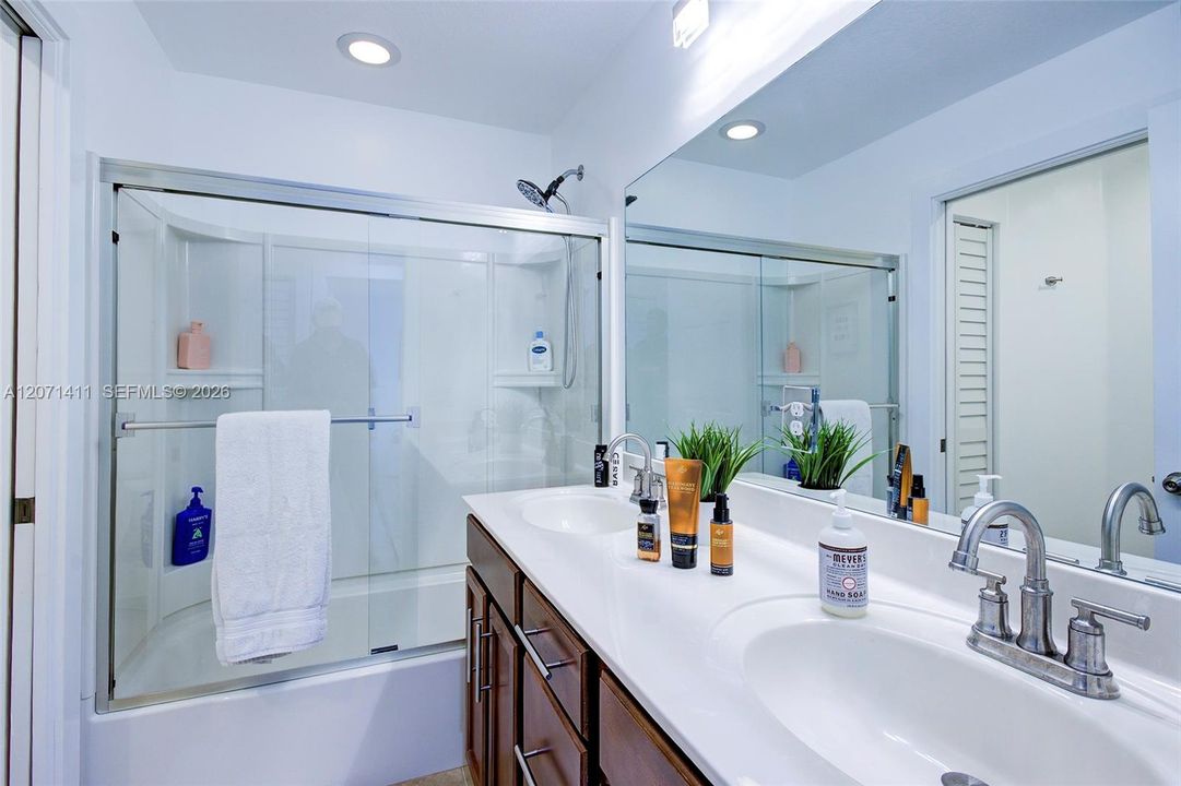 For Sale: $1,010,000 (4 beds, 2 baths, 2501 Square Feet)