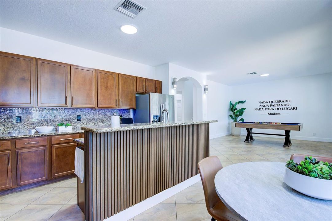 For Sale: $1,010,000 (4 beds, 2 baths, 2501 Square Feet)