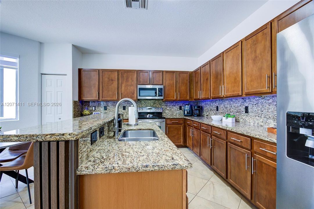 For Sale: $1,010,000 (4 beds, 2 baths, 2501 Square Feet)