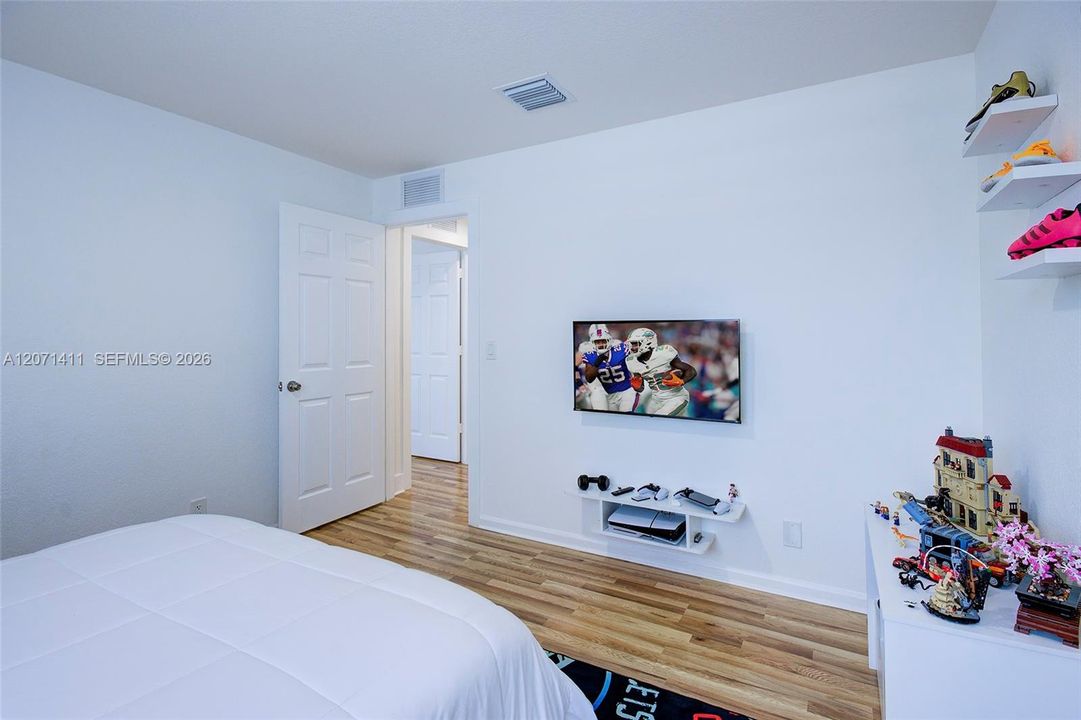 For Sale: $1,010,000 (4 beds, 2 baths, 2501 Square Feet)