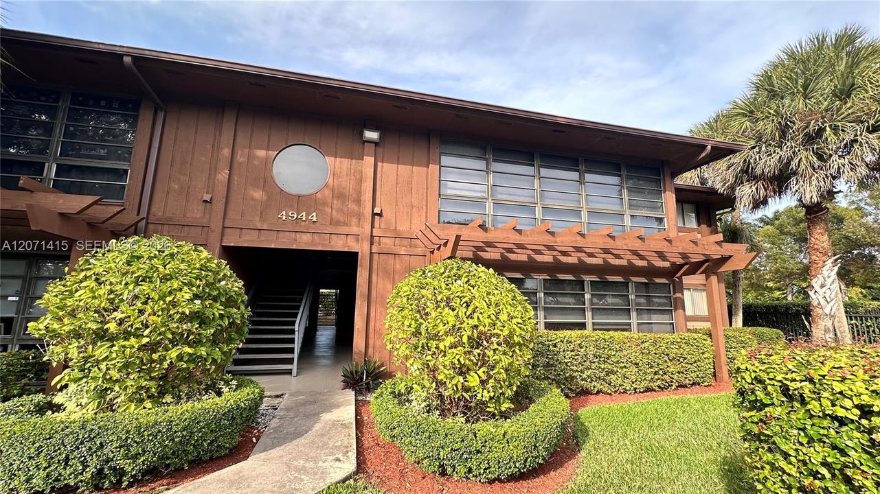 For Rent: $2,750 (2 beds, 2 baths, 1006 Square Feet)