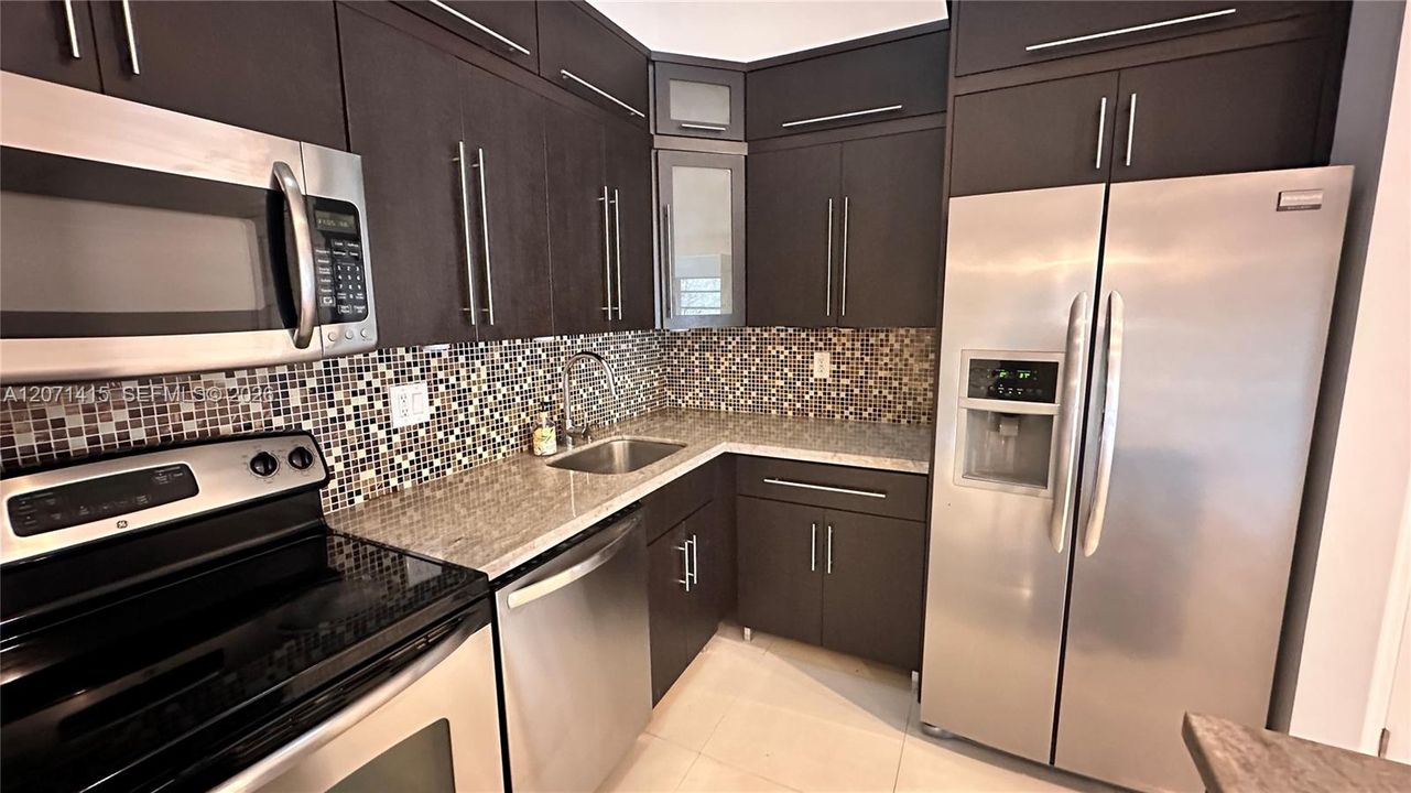 For Rent: $2,750 (2 beds, 2 baths, 1006 Square Feet)