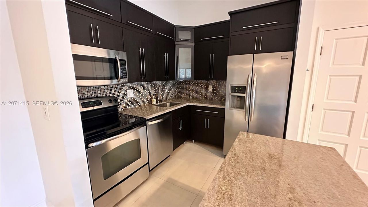 For Rent: $2,750 (2 beds, 2 baths, 1006 Square Feet)
