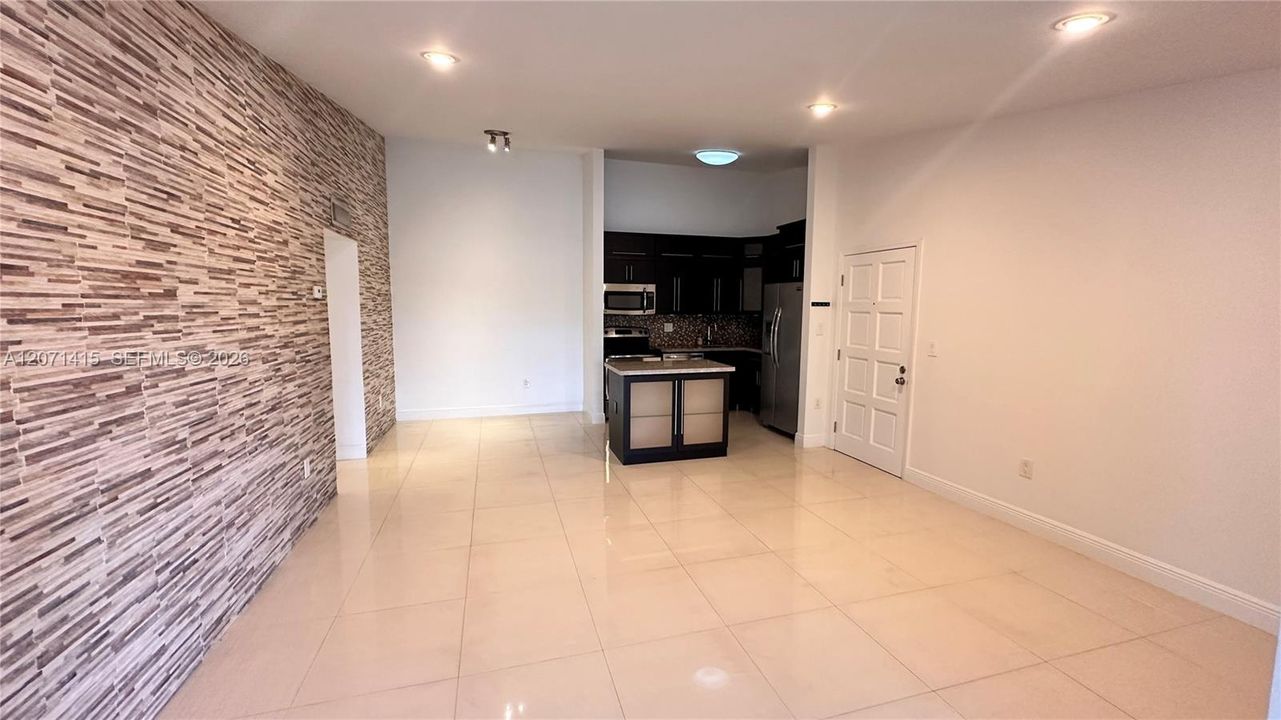 For Rent: $2,750 (2 beds, 2 baths, 1006 Square Feet)