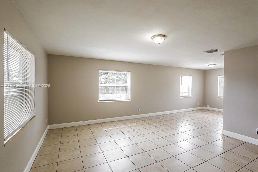 For Rent: $2,455 (2 beds, 1 baths, 1008 Square Feet)