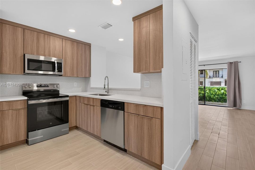 For Rent: $2,550 (2 beds, 2 baths, 1126 Square Feet)