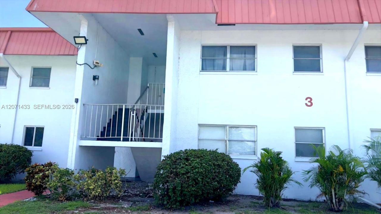 For Sale: $120,000 (2 beds, 2 baths, 957 Square Feet)
