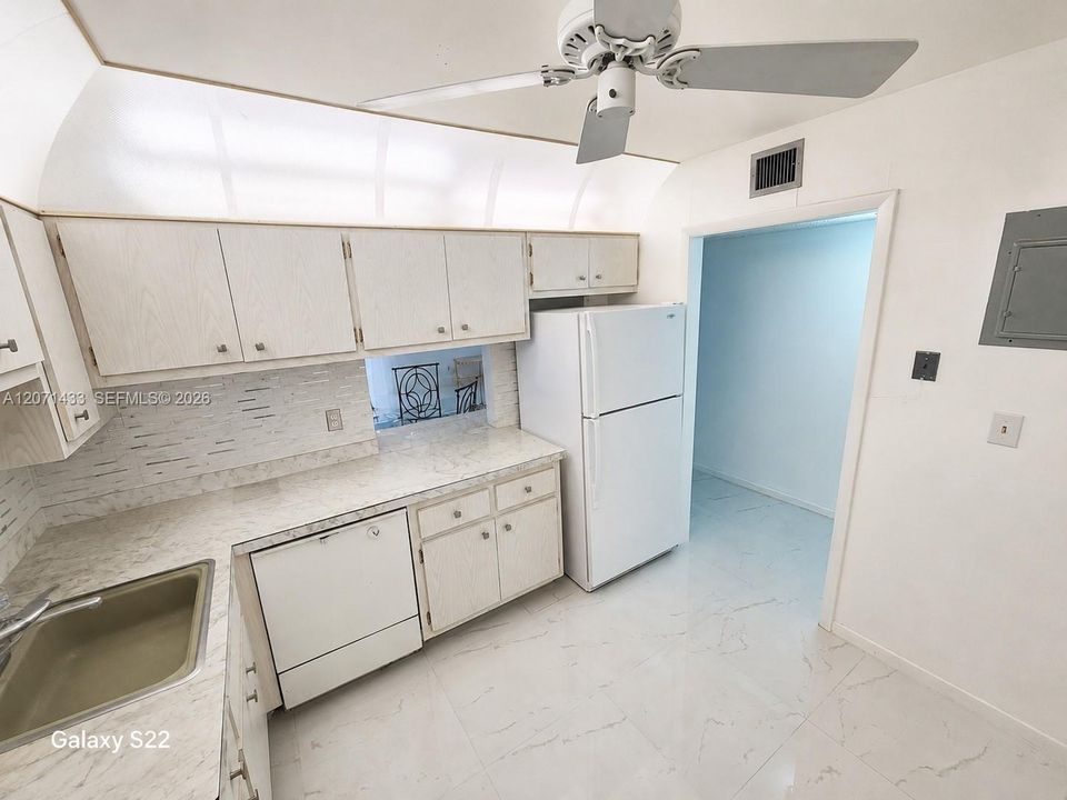 For Sale: $120,000 (2 beds, 2 baths, 957 Square Feet)