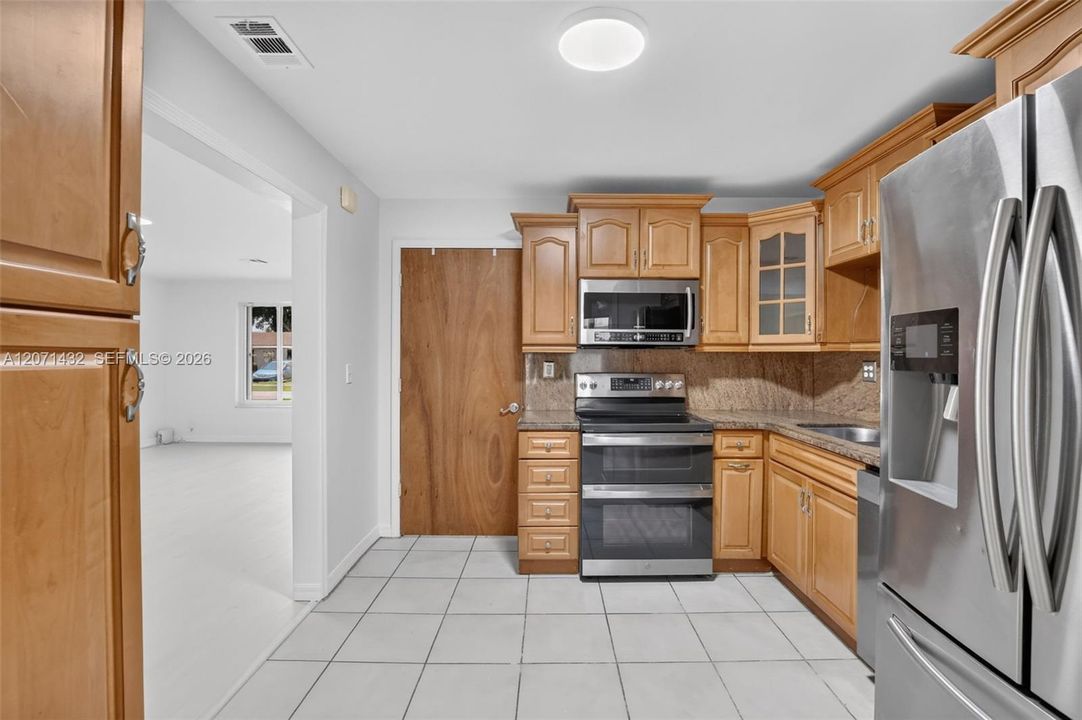 For Sale: $599,000 (3 beds, 2 baths, 1919 Square Feet)