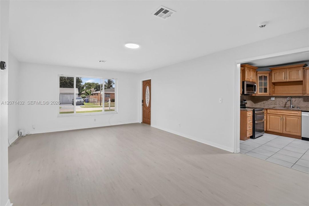 For Sale: $599,000 (3 beds, 2 baths, 1919 Square Feet)