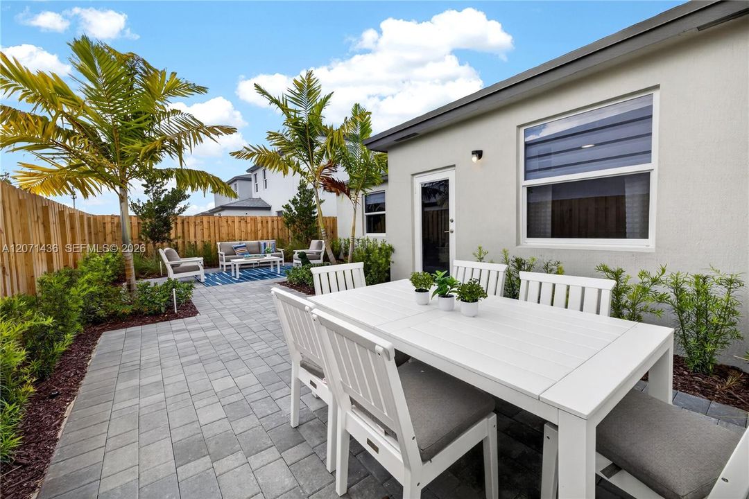 En Venta: $556,990 (4 camas, 3 baños, 1827 Pies cuadrados)