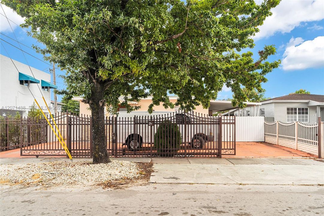 For Sale: $674,999 (5 beds, 4 baths, 1600 Square Feet)