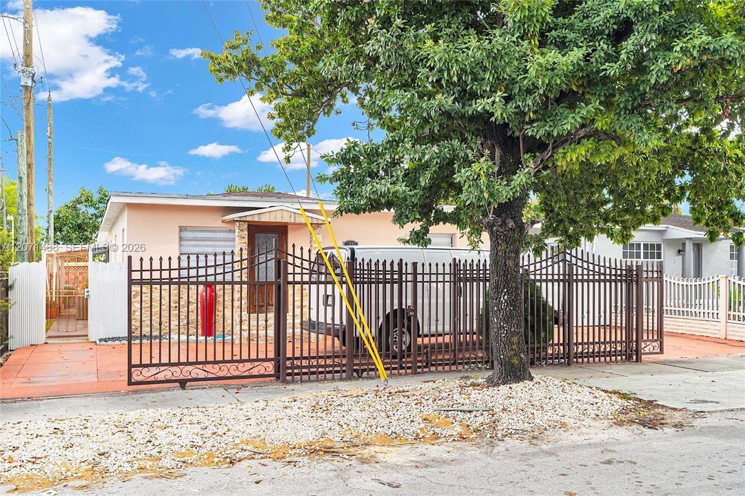 For Sale: $674,999 (5 beds, 4 baths, 1600 Square Feet)