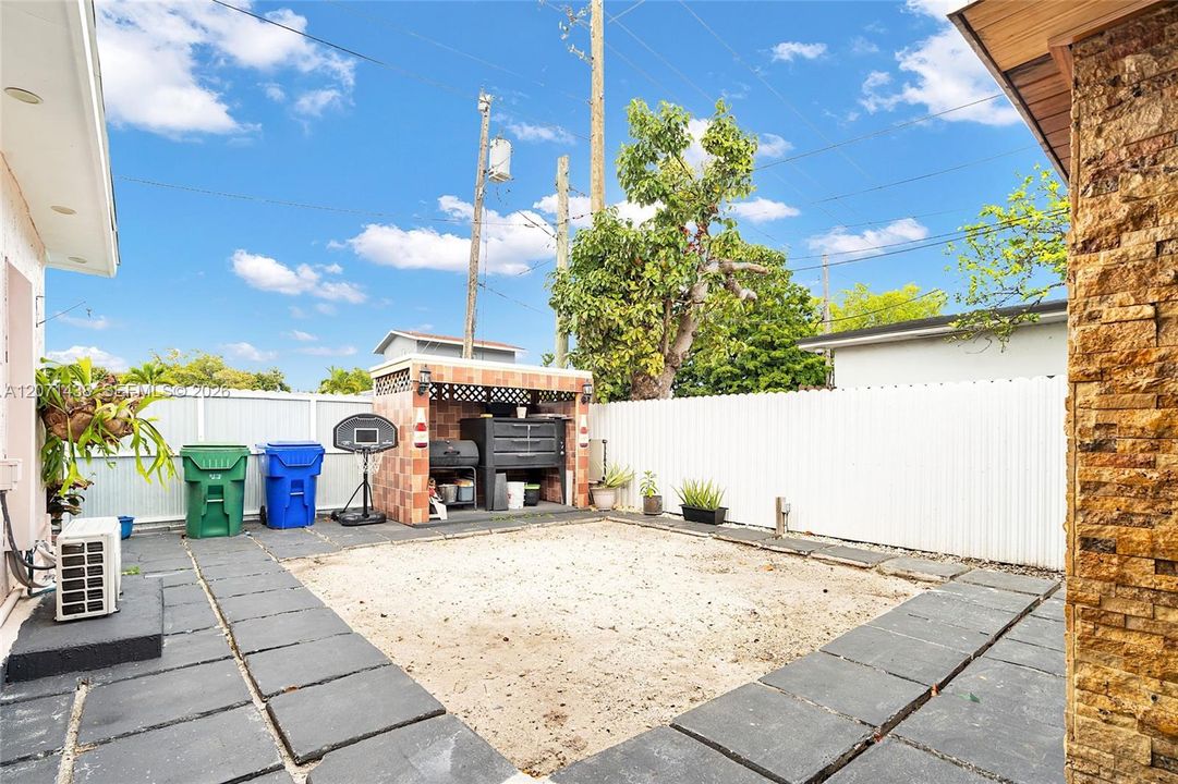 For Sale: $674,999 (5 beds, 4 baths, 1600 Square Feet)
