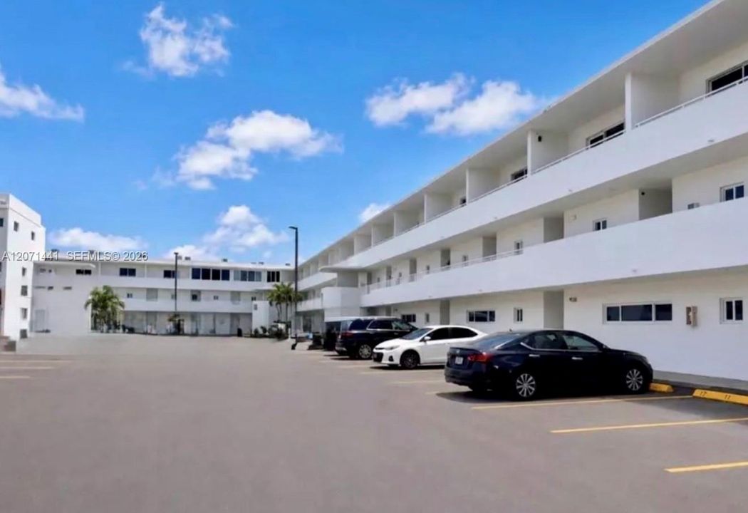For Rent: $2,000 (2 beds, 1 baths, 760 Square Feet)