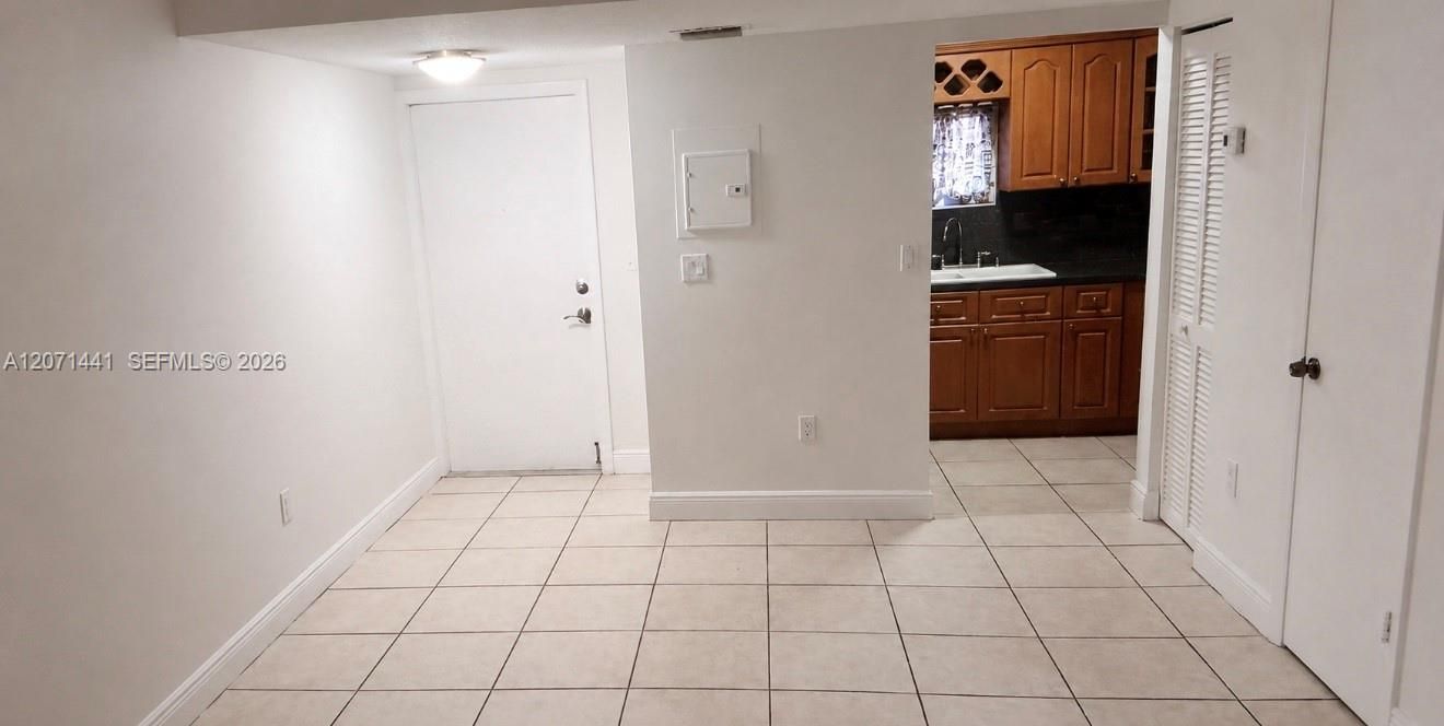 For Rent: $2,000 (2 beds, 1 baths, 760 Square Feet)