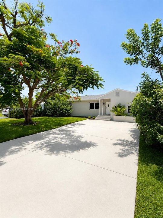 For Rent: $4,950 (3 beds, 2 baths, 1415 Square Feet)