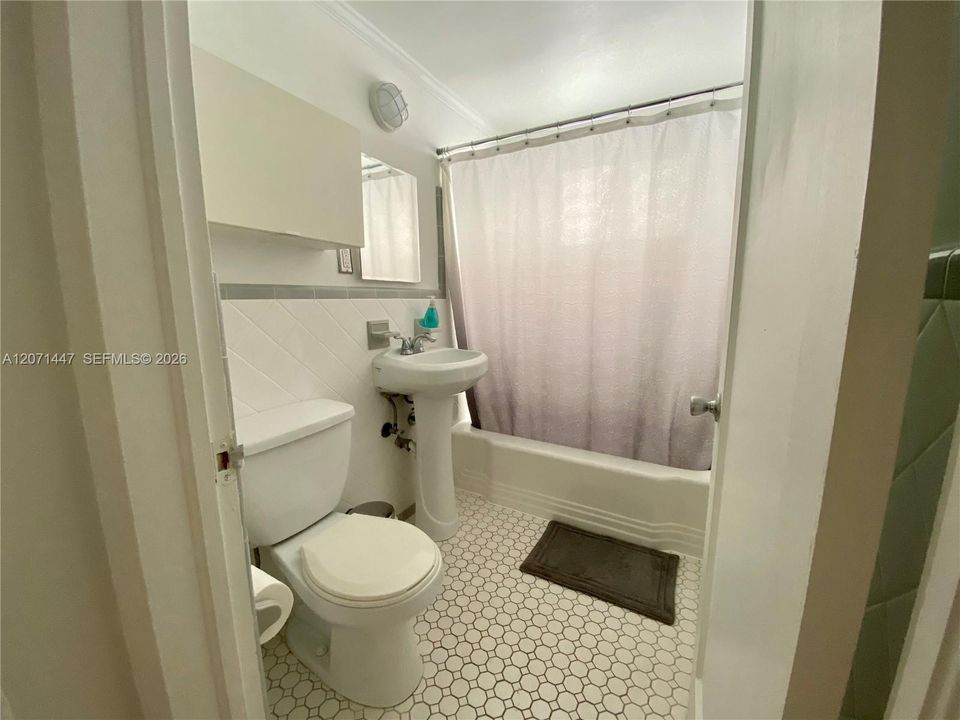 For Rent: $2,700 (2 beds, 1 baths, 3360 Square Feet)