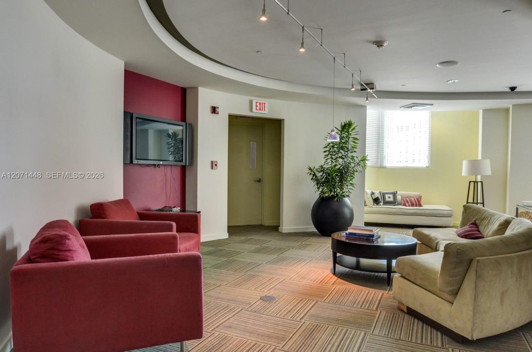 For Sale: $549,900 (2 beds, 2 baths, 1467 Square Feet)