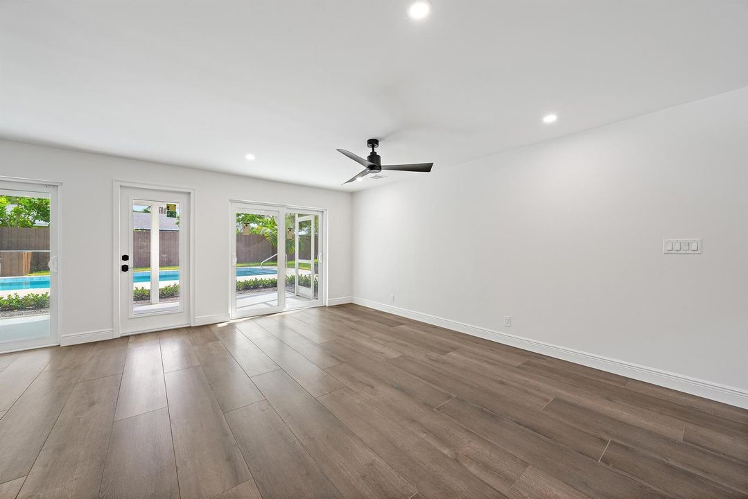 109 E Riverside Dr-6