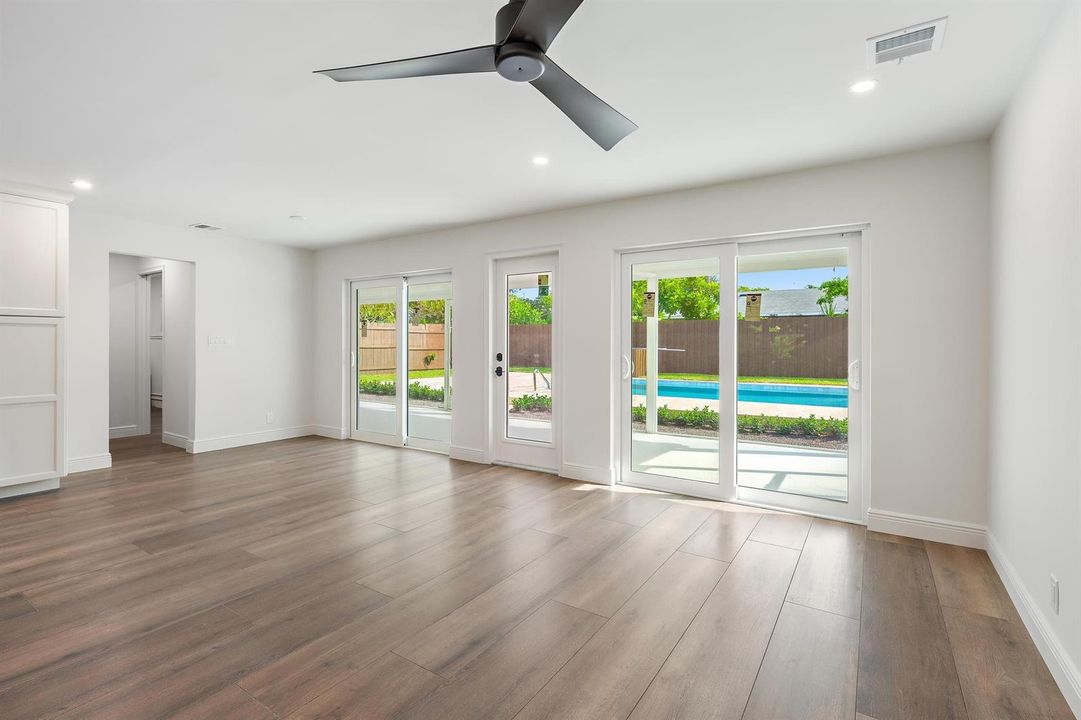 109 E Riverside Dr-5