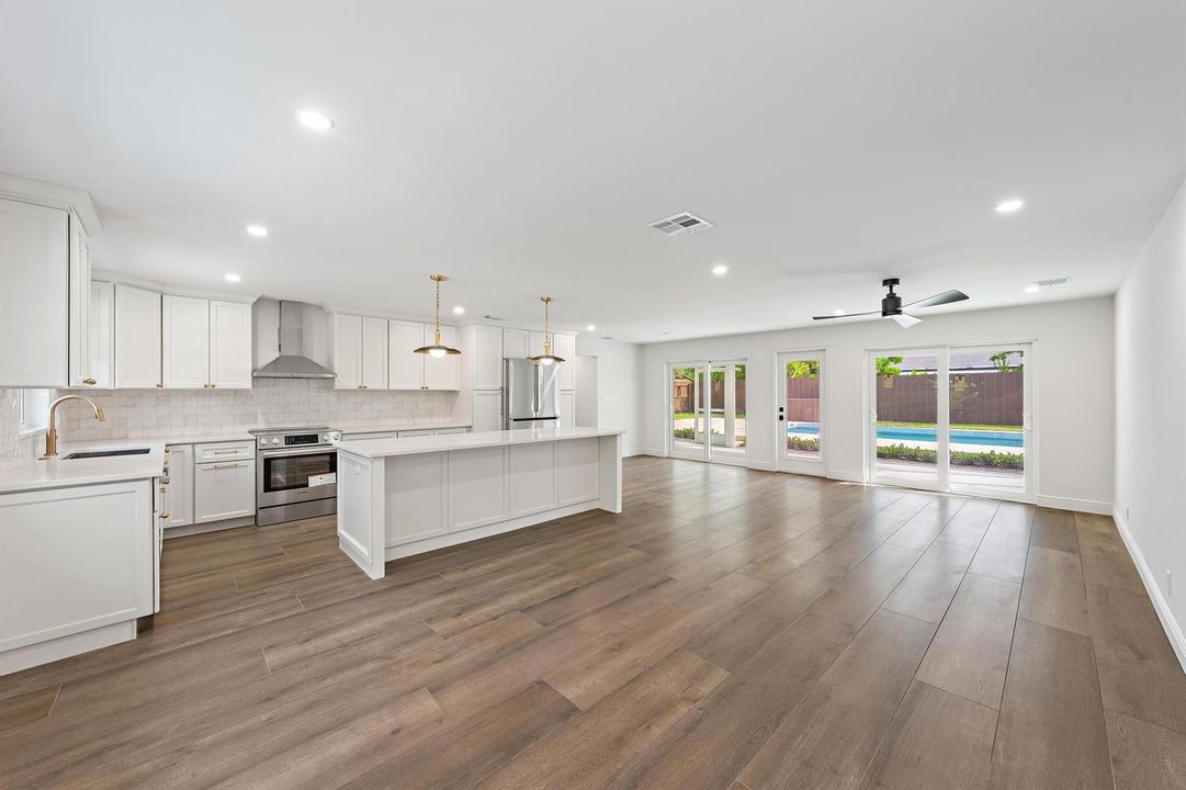 109 E Riverside Dr-1