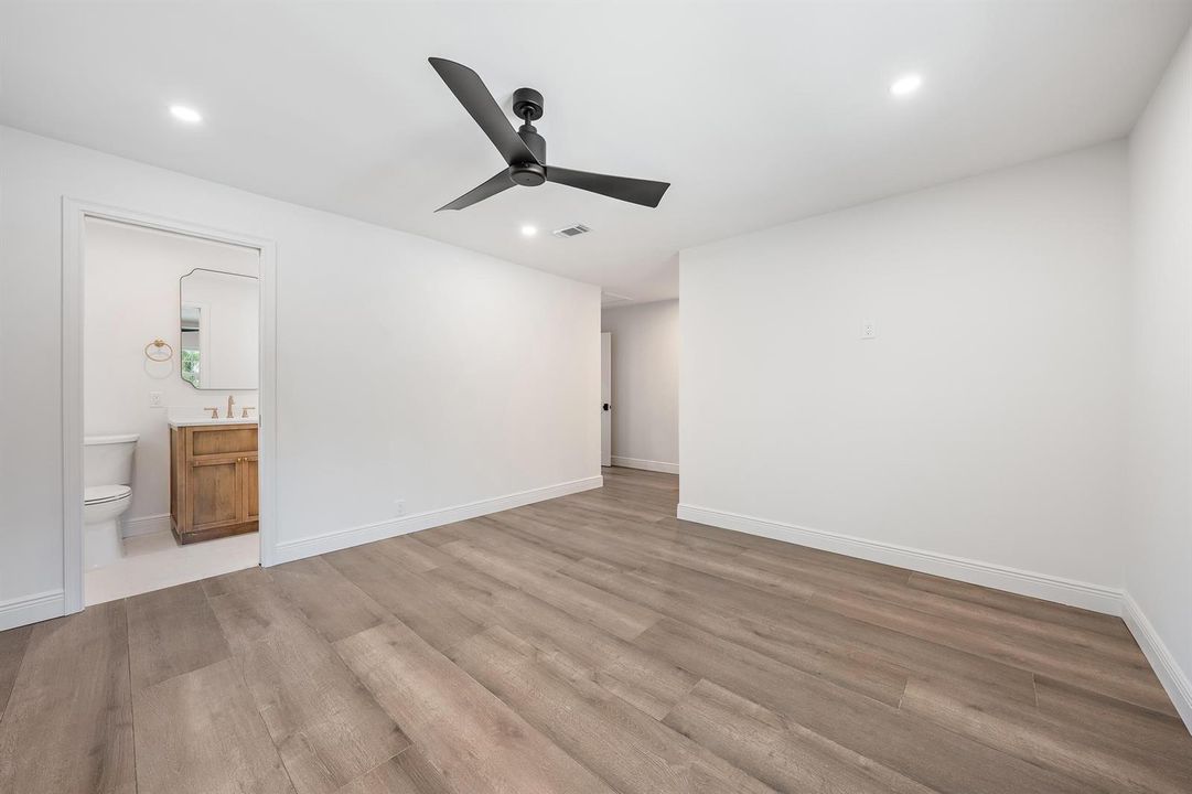 109 E Riverside Dr-15