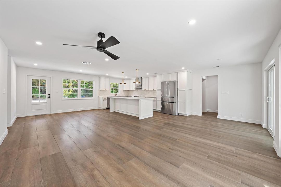 109 E Riverside Dr-7