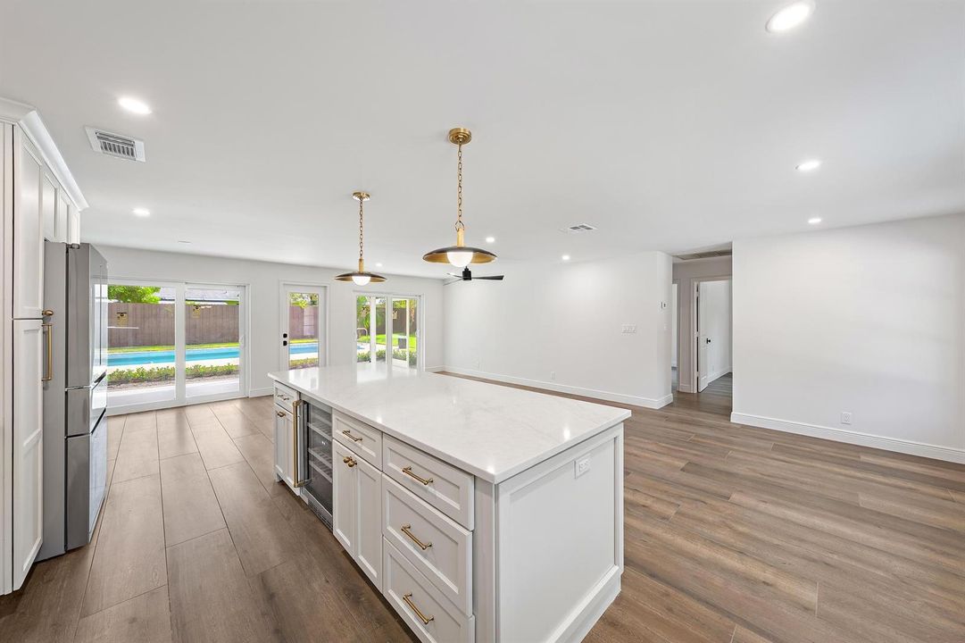 109 E Riverside Dr-4