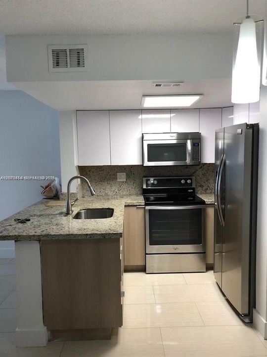 For Rent: $2,600 (2 beds, 2 baths, 859 Square Feet)