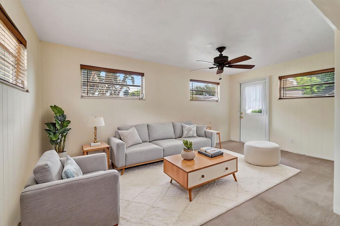 Sunroom-VirtuallyStaged02
