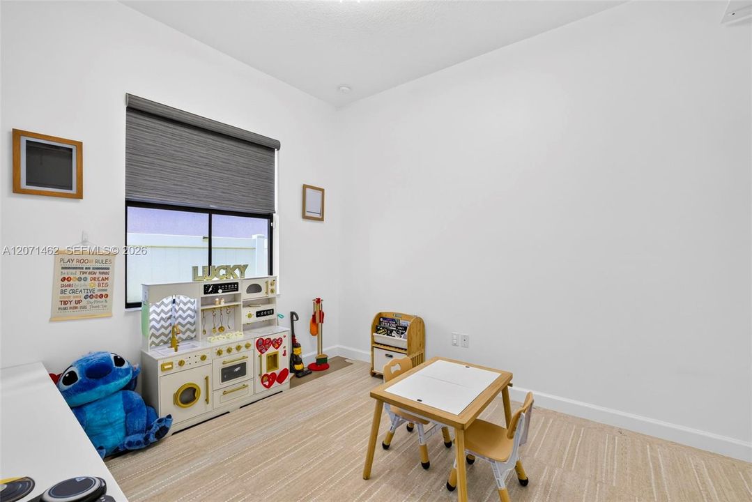 Active With Contract: $3,500 (3 beds, 2 baths, 1627 Square Feet)