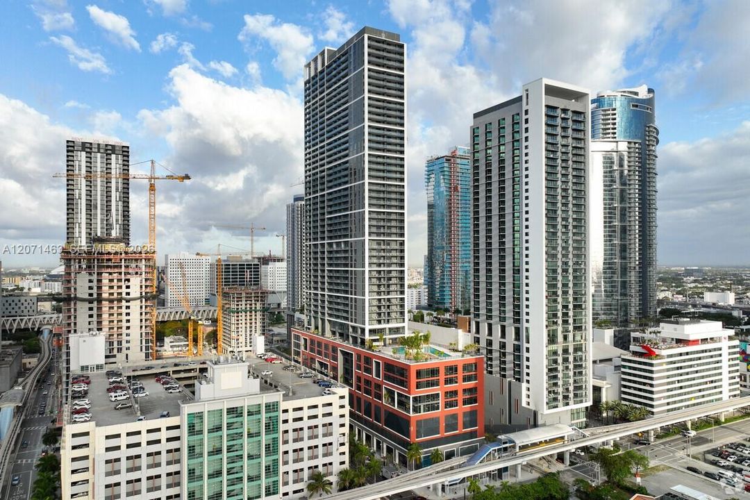 For Sale: $449,990 (1 beds, 1 baths, 679 Square Feet)