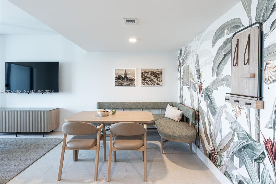 For Sale: $449,990 (1 beds, 1 baths, 679 Square Feet)