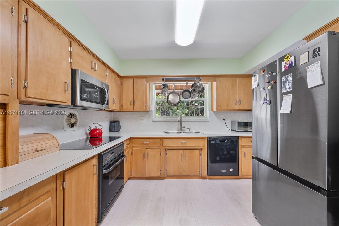 For Sale: $1,350,000 (3 beds, 2 baths, 1841 Square Feet)
