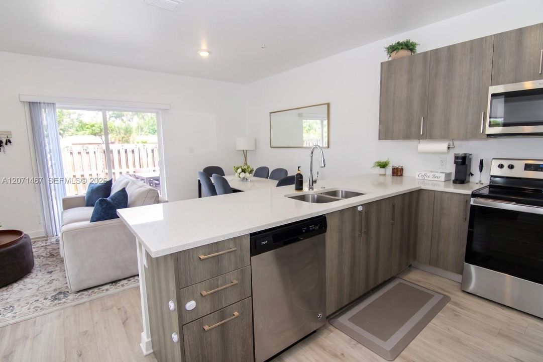 For Rent: $3,400 (3 beds, 2 baths, 30272 Square Feet)