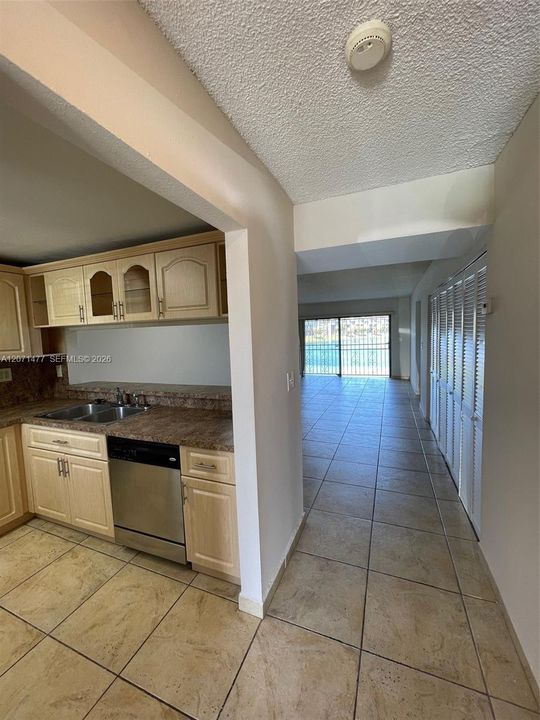 For Rent: $2,150 (1 beds, 1 baths, 898 Square Feet)