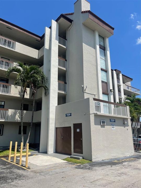 For Rent: $2,150 (1 beds, 1 baths, 898 Square Feet)