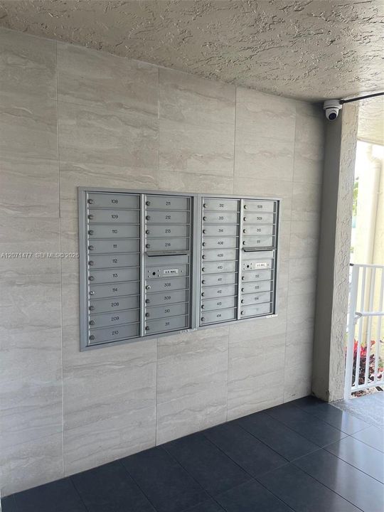 For Rent: $2,150 (1 beds, 1 baths, 898 Square Feet)