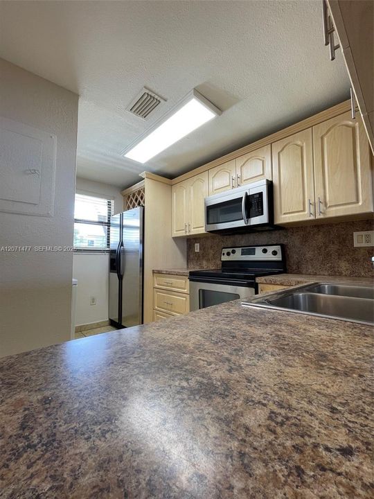 For Rent: $2,150 (1 beds, 1 baths, 898 Square Feet)