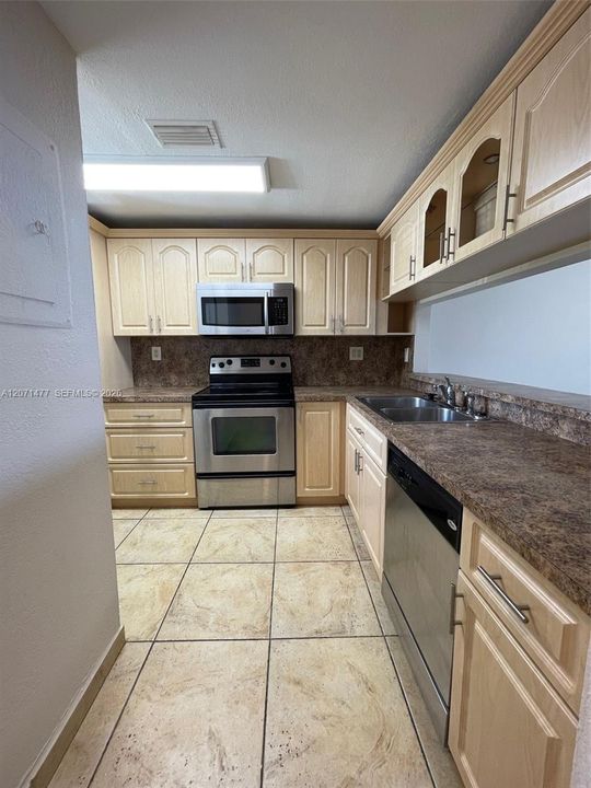 For Rent: $2,150 (1 beds, 1 baths, 898 Square Feet)